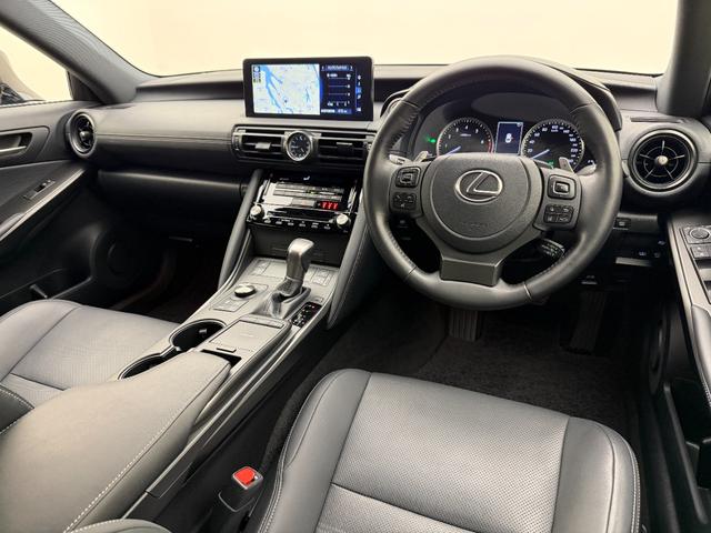 IS IS300h バージョンL AWD パノラミックビューモニター 19インチAW 三眼フルLEDヘッドランプ ブラインドスポットモニター ステアリングヒーター オートマチックハイビーム セミアニリン本革 ドライブレコーダー(22枚目)