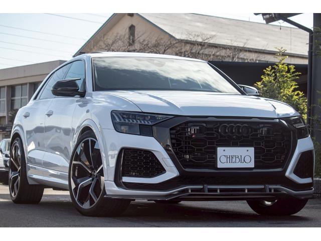 ＲＳ Ｑ８ ベースグレード　左ハンドル／レザーシートＰＫＧ／パノラマＳＲ／ＲＳスポーツエキゾースト／ブラックＡｕｄｉ　ｒｉｎｇｓ＆カーボン／グロスブラックスタイリングＰＫＧ／デコラティブパネル／カーボンツイル（2枚目）