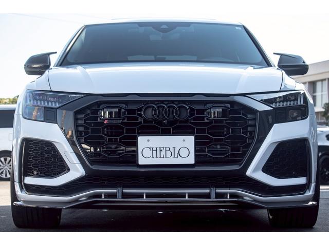 ＲＳ Ｑ８ ベースグレード　左ハンドル／レザーシートＰＫＧ／パノラマＳＲ／ＲＳスポーツエキゾースト／ブラックＡｕｄｉ　ｒｉｎｇｓ＆カーボン／グロスブラックスタイリングＰＫＧ／デコラティブパネル／カーボンツイル（3枚目）