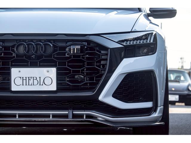 ＲＳ Ｑ８ ベースグレード　左ハンドル／レザーシートＰＫＧ／パノラマＳＲ／ＲＳスポーツエキゾースト／ブラックＡｕｄｉ　ｒｉｎｇｓ＆カーボン／グロスブラックスタイリングＰＫＧ／デコラティブパネル／カーボンツイル（5枚目）