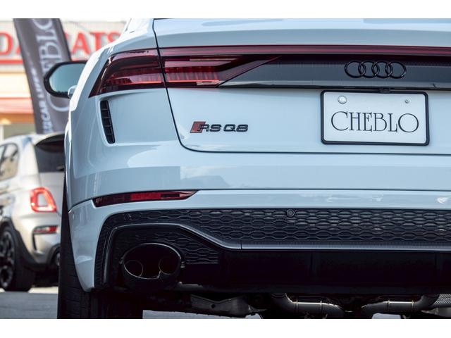 ＲＳ Ｑ８ ベースグレード　左ハンドル／レザーシートＰＫＧ／パノラマＳＲ／ＲＳスポーツエキゾースト／ブラックＡｕｄｉ　ｒｉｎｇｓ＆カーボン／グロスブラックスタイリングＰＫＧ／デコラティブパネル／カーボンツイル（7枚目）