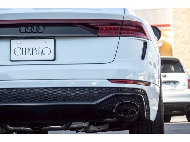 ＲＳ Ｑ８ ベースグレード　左ハンドル／レザーシートＰＫＧ／パノラマＳＲ／ＲＳスポーツエキゾースト／ブラックＡｕｄｉ　ｒｉｎｇｓ＆カーボン／グロスブラックスタイリングＰＫＧ／デコラティブパネル／カーボンツイル（8枚目）