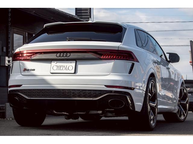 ＲＳ Ｑ８ ベースグレード　左ハンドル／レザーシートＰＫＧ／パノラマＳＲ／ＲＳスポーツエキゾースト／ブラックＡｕｄｉ　ｒｉｎｇｓ＆カーボン／グロスブラックスタイリングＰＫＧ／デコラティブパネル／カーボンツイル（9枚目）
