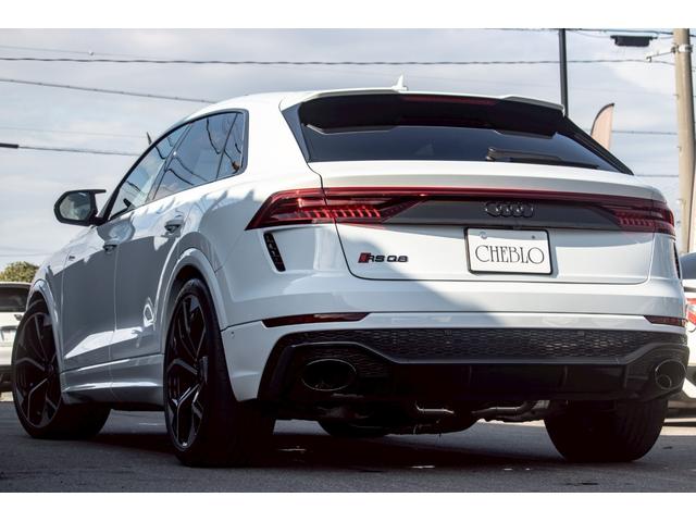 ＲＳ Ｑ８ ベースグレード　左ハンドル／レザーシートＰＫＧ／パノラマＳＲ／ＲＳスポーツエキゾースト／ブラックＡｕｄｉ　ｒｉｎｇｓ＆カーボン／グロスブラックスタイリングＰＫＧ／デコラティブパネル／カーボンツイル（10枚目）