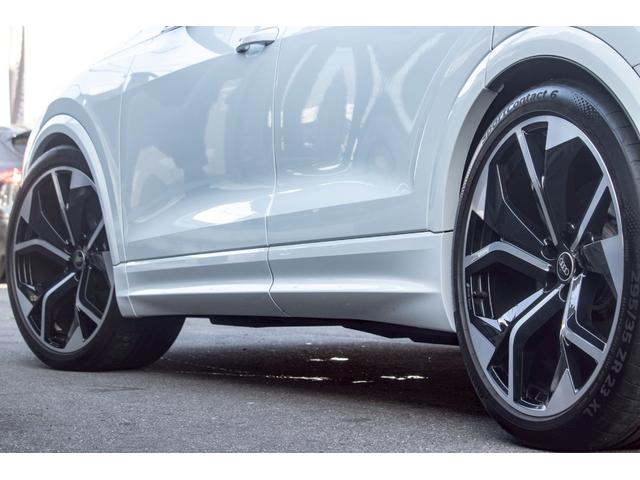 ＲＳ Ｑ８ ベースグレード　左ハンドル／レザーシートＰＫＧ／パノラマＳＲ／ＲＳスポーツエキゾースト／ブラックＡｕｄｉ　ｒｉｎｇｓ＆カーボン／グロスブラックスタイリングＰＫＧ／デコラティブパネル／カーボンツイル（11枚目）