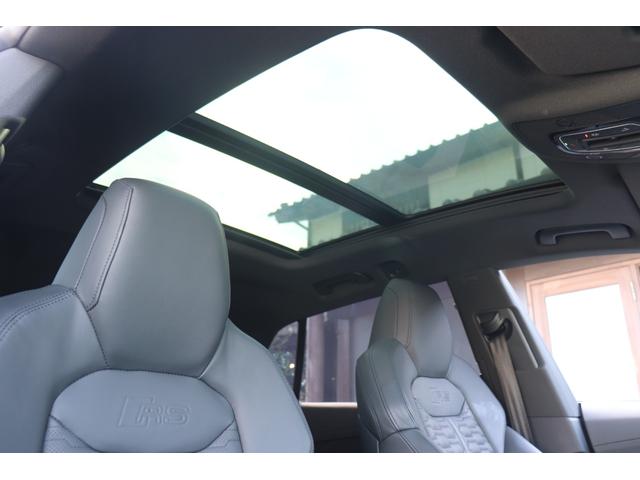 ＲＳ Ｑ８ ベースグレード　左ハンドル／レザーシートＰＫＧ／パノラマＳＲ／ＲＳスポーツエキゾースト／ブラックＡｕｄｉ　ｒｉｎｇｓ＆カーボン／グロスブラックスタイリングＰＫＧ／デコラティブパネル／カーボンツイル（13枚目）