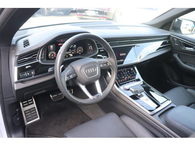 ＲＳ Ｑ８ ベースグレード　左ハンドル／レザーシートＰＫＧ／パノラマＳＲ／ＲＳスポーツエキゾースト／ブラックＡｕｄｉ　ｒｉｎｇｓ＆カーボン／グロスブラックスタイリングＰＫＧ／デコラティブパネル／カーボンツイル（15枚目）