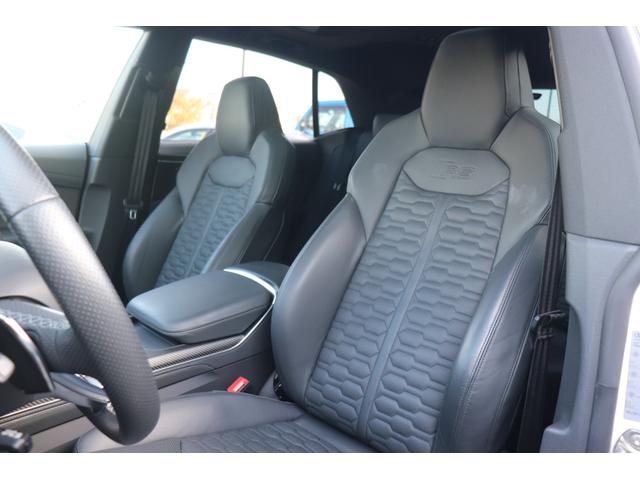 ＲＳ Ｑ８ ベースグレード　左ハンドル／レザーシートＰＫＧ／パノラマＳＲ／ＲＳスポーツエキゾースト／ブラックＡｕｄｉ　ｒｉｎｇｓ＆カーボン／グロスブラックスタイリングＰＫＧ／デコラティブパネル／カーボンツイル（16枚目）