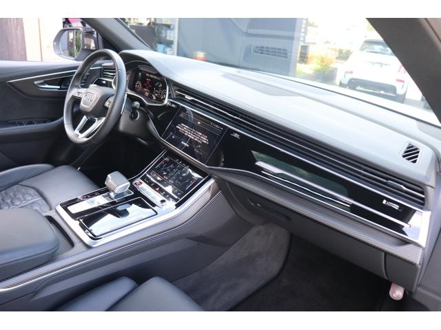 ＲＳ Ｑ８ ベースグレード　左ハンドル／レザーシートＰＫＧ／パノラマＳＲ／ＲＳスポーツエキゾースト／ブラックＡｕｄｉ　ｒｉｎｇｓ＆カーボン／グロスブラックスタイリングＰＫＧ／デコラティブパネル／カーボンツイル（17枚目）