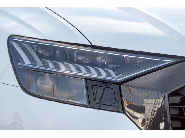 ＲＳ Ｑ８ ベースグレード　左ハンドル／レザーシートＰＫＧ／パノラマＳＲ／ＲＳスポーツエキゾースト／ブラックＡｕｄｉ　ｒｉｎｇｓ＆カーボン／グロスブラックスタイリングＰＫＧ／デコラティブパネル／カーボンツイル（21枚目）