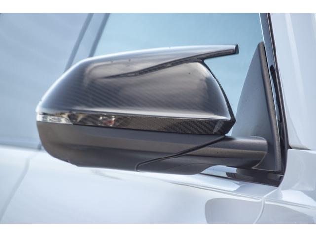 ＲＳ Ｑ８ ベースグレード　左ハンドル／レザーシートＰＫＧ／パノラマＳＲ／ＲＳスポーツエキゾースト／ブラックＡｕｄｉ　ｒｉｎｇｓ＆カーボン／グロスブラックスタイリングＰＫＧ／デコラティブパネル／カーボンツイル（27枚目）