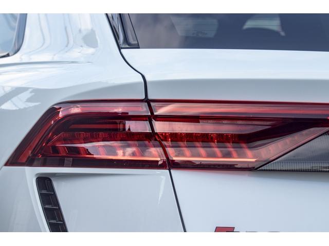 ＲＳ Ｑ８ ベースグレード　左ハンドル／レザーシートＰＫＧ／パノラマＳＲ／ＲＳスポーツエキゾースト／ブラックＡｕｄｉ　ｒｉｎｇｓ＆カーボン／グロスブラックスタイリングＰＫＧ／デコラティブパネル／カーボンツイル（32枚目）
