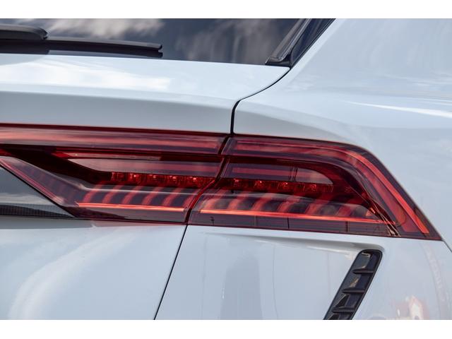 ＲＳ Ｑ８ ベースグレード　左ハンドル／レザーシートＰＫＧ／パノラマＳＲ／ＲＳスポーツエキゾースト／ブラックＡｕｄｉ　ｒｉｎｇｓ＆カーボン／グロスブラックスタイリングＰＫＧ／デコラティブパネル／カーボンツイル（33枚目）
