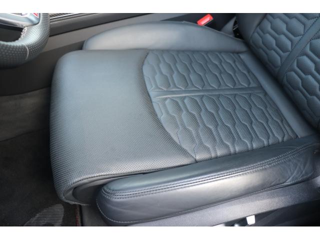 ＲＳ Ｑ８ ベースグレード　左ハンドル／レザーシートＰＫＧ／パノラマＳＲ／ＲＳスポーツエキゾースト／ブラックＡｕｄｉ　ｒｉｎｇｓ＆カーボン／グロスブラックスタイリングＰＫＧ／デコラティブパネル／カーボンツイル（46枚目）