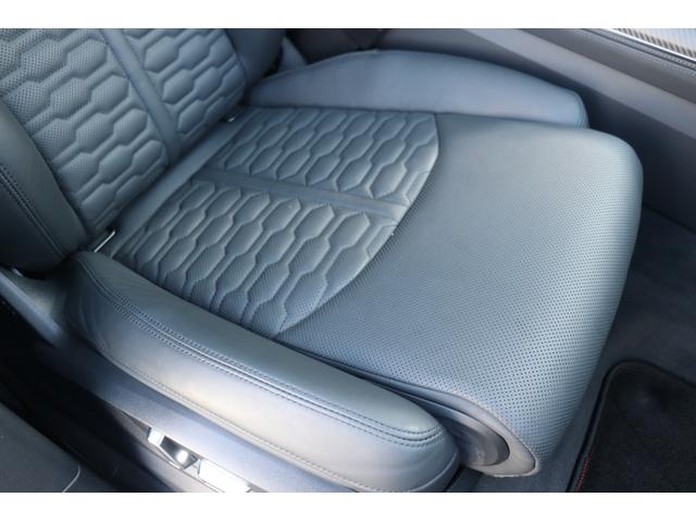 ＲＳ Ｑ８ ベースグレード　左ハンドル／レザーシートＰＫＧ／パノラマＳＲ／ＲＳスポーツエキゾースト／ブラックＡｕｄｉ　ｒｉｎｇｓ＆カーボン／グロスブラックスタイリングＰＫＧ／デコラティブパネル／カーボンツイル（49枚目）