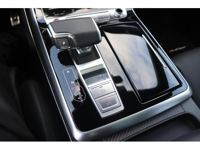 ＲＳ Ｑ８ ベースグレード　左ハンドル／レザーシートＰＫＧ／パノラマＳＲ／ＲＳスポーツエキゾースト／ブラックＡｕｄｉ　ｒｉｎｇｓ＆カーボン／グロスブラックスタイリングＰＫＧ／デコラティブパネル／カーボンツイル（58枚目）