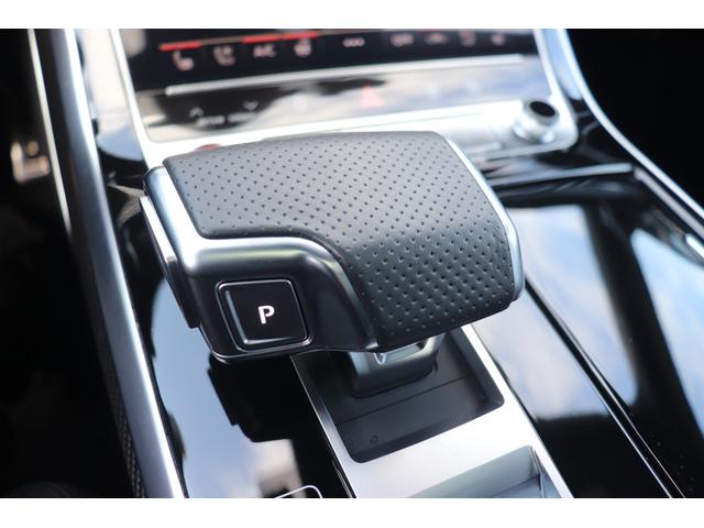 ＲＳ Ｑ８ ベースグレード　左ハンドル／レザーシートＰＫＧ／パノラマＳＲ／ＲＳスポーツエキゾースト／ブラックＡｕｄｉ　ｒｉｎｇｓ＆カーボン／グロスブラックスタイリングＰＫＧ／デコラティブパネル／カーボンツイル（59枚目）