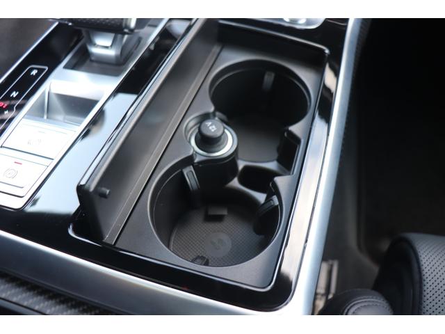 ＲＳ Ｑ８ ベースグレード　左ハンドル／レザーシートＰＫＧ／パノラマＳＲ／ＲＳスポーツエキゾースト／ブラックＡｕｄｉ　ｒｉｎｇｓ＆カーボン／グロスブラックスタイリングＰＫＧ／デコラティブパネル／カーボンツイル（60枚目）