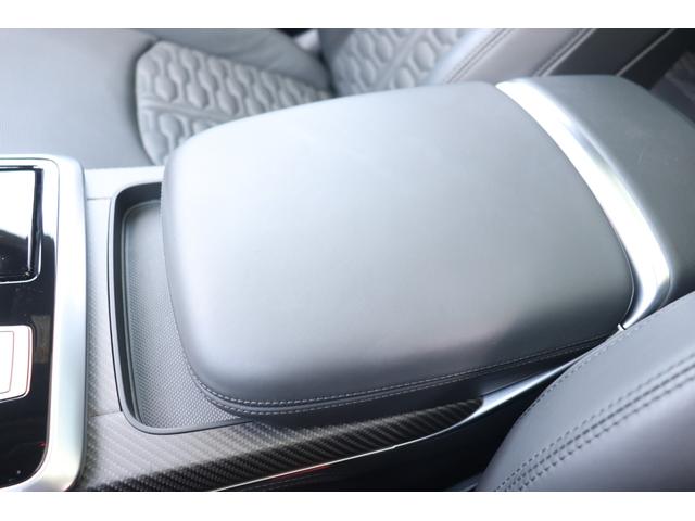 ＲＳ Ｑ８ ベースグレード　左ハンドル／レザーシートＰＫＧ／パノラマＳＲ／ＲＳスポーツエキゾースト／ブラックＡｕｄｉ　ｒｉｎｇｓ＆カーボン／グロスブラックスタイリングＰＫＧ／デコラティブパネル／カーボンツイル（61枚目）