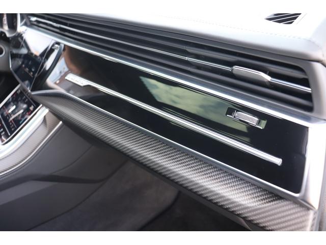 ＲＳ Ｑ８ ベースグレード　左ハンドル／レザーシートＰＫＧ／パノラマＳＲ／ＲＳスポーツエキゾースト／ブラックＡｕｄｉ　ｒｉｎｇｓ＆カーボン／グロスブラックスタイリングＰＫＧ／デコラティブパネル／カーボンツイル（63枚目）