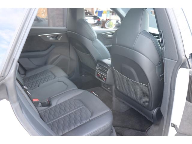 ＲＳ Ｑ８ ベースグレード　左ハンドル／レザーシートＰＫＧ／パノラマＳＲ／ＲＳスポーツエキゾースト／ブラックＡｕｄｉ　ｒｉｎｇｓ＆カーボン／グロスブラックスタイリングＰＫＧ／デコラティブパネル／カーボンツイル（71枚目）