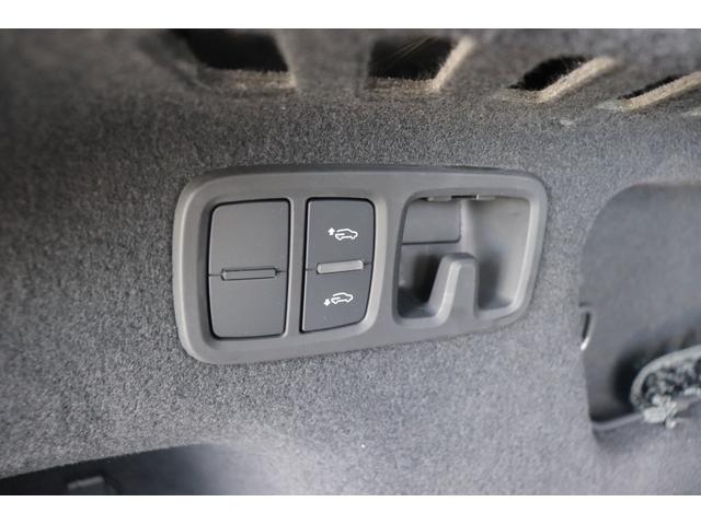 ＲＳ Ｑ８ ベースグレード　左ハンドル／レザーシートＰＫＧ／パノラマＳＲ／ＲＳスポーツエキゾースト／ブラックＡｕｄｉ　ｒｉｎｇｓ＆カーボン／グロスブラックスタイリングＰＫＧ／デコラティブパネル／カーボンツイル（79枚目）