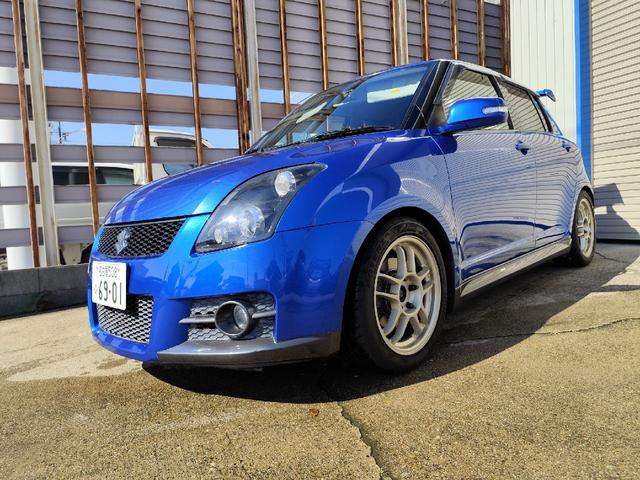 スイフト スポーツ　モンスターＣＰＵ　モンスターリアスポイラー　ＢＬＩＴＺ車高調　ＥＴＣ　ディスプレイオーディオ社外シフトノブ　ＡＭＥ　ＴＲＡＣＥＲ１６インチアルミホイール　ＰＯＴＥＮＺＡ　ＲＥ００４　１９５／５０－１６（3枚目）