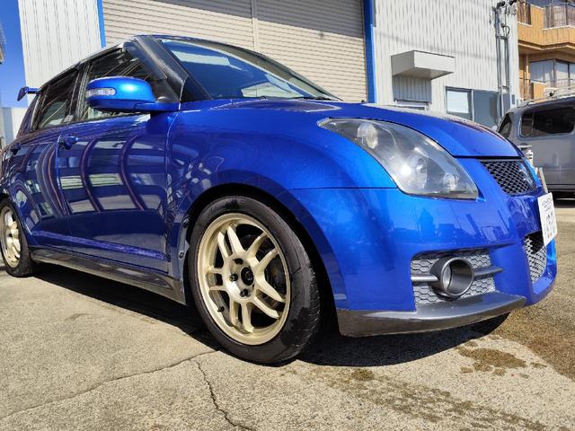 スイフト スポーツ　モンスターＣＰＵ　モンスターリアスポイラー　ＢＬＩＴＺ車高調　ＥＴＣ　ディスプレイオーディオ社外シフトノブ　ＡＭＥ　ＴＲＡＣＥＲ１６インチアルミホイール　ＰＯＴＥＮＺＡ　ＲＥ００４　１９５／５０－１６（4枚目）