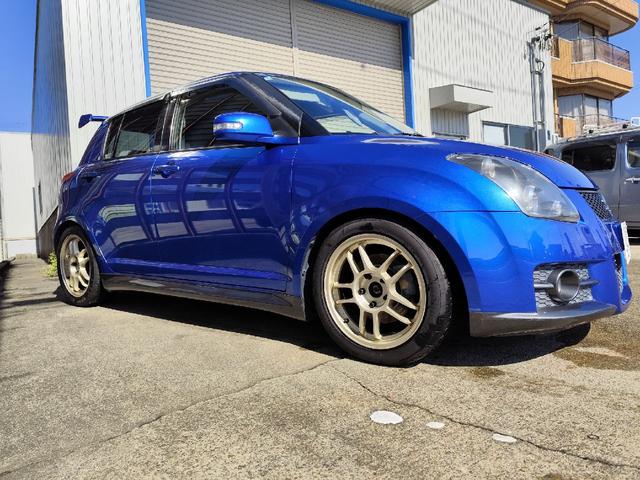 スイフト スポーツ　モンスターＣＰＵ　モンスターリアスポイラー　ＢＬＩＴＺ車高調　ＥＴＣ　ディスプレイオーディオ社外シフトノブ　ＡＭＥ　ＴＲＡＣＥＲ１６インチアルミホイール　ＰＯＴＥＮＺＡ　ＲＥ００４　１９５／５０－１６（11枚目）