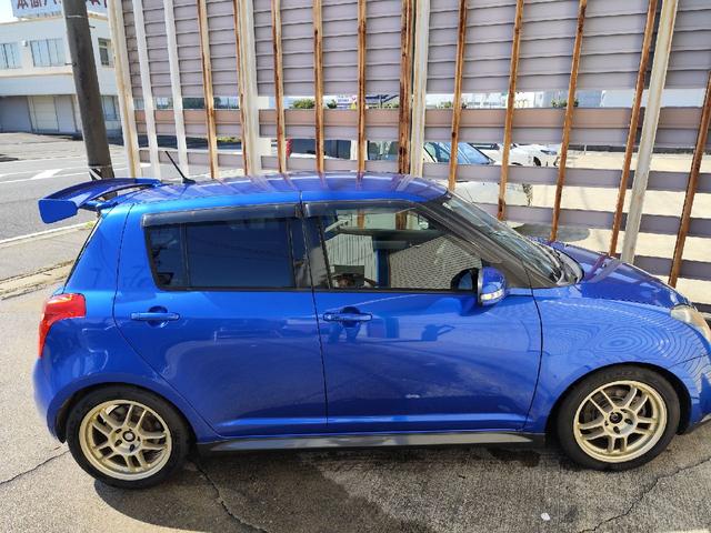 スイフト スポーツ　モンスターＣＰＵ　モンスターリアスポイラー　ＢＬＩＴＺ車高調　ＥＴＣ　ディスプレイオーディオ社外シフトノブ　ＡＭＥ　ＴＲＡＣＥＲ１６インチアルミホイール　ＰＯＴＥＮＺＡ　ＲＥ００４　１９５／５０－１６（21枚目）