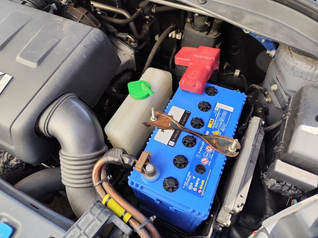 スイフト スポーツ　モンスターＣＰＵ　モンスターリアスポイラー　ＢＬＩＴＺ車高調　ＥＴＣ　ディスプレイオーディオ社外シフトノブ　ＡＭＥ　ＴＲＡＣＥＲ１６インチアルミホイール　ＰＯＴＥＮＺＡ　ＲＥ００４　１９５／５０－１６（30枚目）