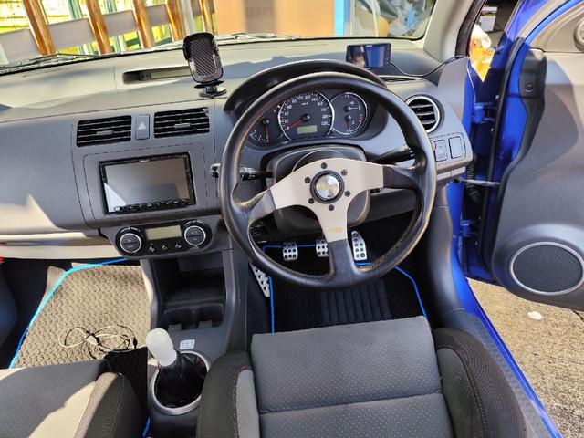 スイフト スポーツ　モンスターＣＰＵ　モンスターリアスポイラー　ＢＬＩＴＺ車高調　ＥＴＣ　ディスプレイオーディオ社外シフトノブ　ＡＭＥ　ＴＲＡＣＥＲ１６インチアルミホイール　ＰＯＴＥＮＺＡ　ＲＥ００４　１９５／５０－１６（35枚目）