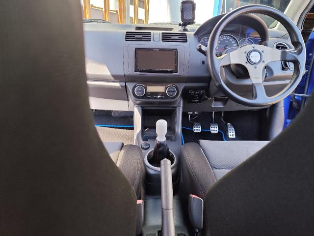 スイフト スポーツ　モンスターＣＰＵ　モンスターリアスポイラー　ＢＬＩＴＺ車高調　ＥＴＣ　ディスプレイオーディオ社外シフトノブ　ＡＭＥ　ＴＲＡＣＥＲ１６インチアルミホイール　ＰＯＴＥＮＺＡ　ＲＥ００４　１９５／５０－１６（43枚目）