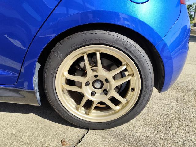 スイフト スポーツ　モンスターＣＰＵ　モンスターリアスポイラー　ＢＬＩＴＺ車高調　ＥＴＣ　ディスプレイオーディオ社外シフトノブ　ＡＭＥ　ＴＲＡＣＥＲ１６インチアルミホイール　ＰＯＴＥＮＺＡ　ＲＥ００４　１９５／５０－１６（66枚目）