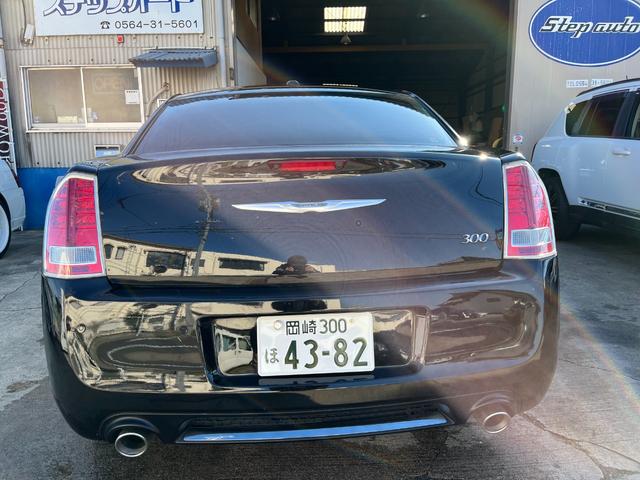 クライスラー・３００ ベースグレード　ＳＲＴ８仕様／２０１３年モデル／レグザーニ２２インチアルミ／ローダウン／前後社外バンパー／社外グリル（5枚目）