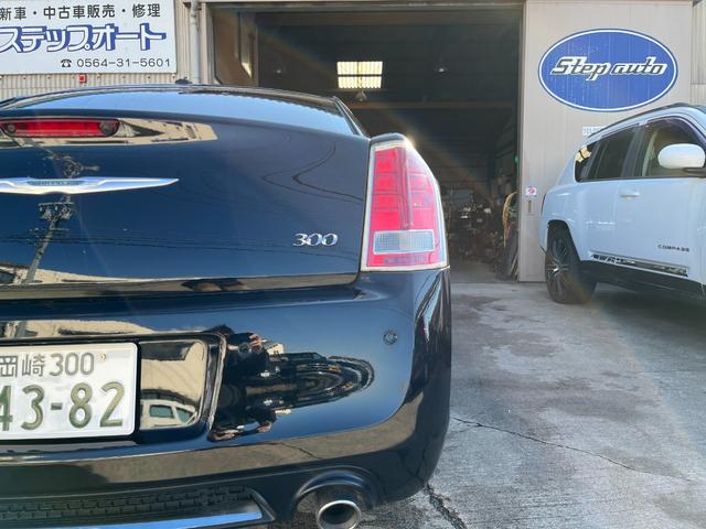 クライスラー・３００ ベースグレード　ＳＲＴ８仕様／２０１３年モデル／レグザーニ２２インチアルミ／ローダウン／前後社外バンパー／社外グリル（7枚目）
