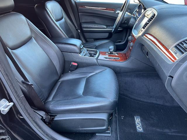 クライスラー・３００ ベースグレード　ＳＲＴ８仕様／２０１３年モデル／レグザーニ２２インチアルミ／ローダウン／前後社外バンパー／社外グリル（19枚目）