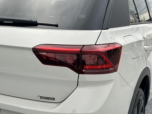 Ｔ－ロック ＴＤＩ　４モーション　Ｒライン　ブラックスタイル　電動テールゲート　ナビゲーションシステム　渋滞時追従支援システム　パークディスタンスコントロール　ＡＣＣ　レーンチェンジアシストシステム　リヤビューカメラ　マトリックスＬＥＤヘッドライト（17枚目）