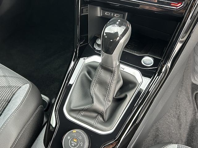 Ｔ－ロック ＴＤＩ　４モーション　Ｒライン　ブラックスタイル　電動テールゲート　ナビゲーションシステム　渋滞時追従支援システム　パークディスタンスコントロール　ＡＣＣ　レーンチェンジアシストシステム　リヤビューカメラ　マトリックスＬＥＤヘッドライト（32枚目）