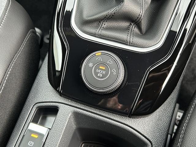 Ｔ－ロック ＴＤＩ　４モーション　Ｒライン　ブラックスタイル　電動テールゲート　ナビゲーションシステム　渋滞時追従支援システム　パークディスタンスコントロール　ＡＣＣ　レーンチェンジアシストシステム　リヤビューカメラ　マトリックスＬＥＤヘッドライト（33枚目）