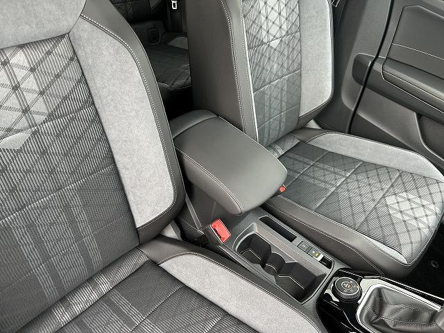 Ｔ－ロック ＴＤＩ　４モーション　Ｒライン　ブラックスタイル　電動テールゲート　ナビゲーションシステム　渋滞時追従支援システム　パークディスタンスコントロール　ＡＣＣ　レーンチェンジアシストシステム　リヤビューカメラ　マトリックスＬＥＤヘッドライト（35枚目）