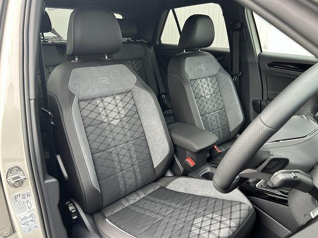 Ｔ－ロック ＴＤＩ　４モーション　Ｒライン　ブラックスタイル　電動テールゲート　ナビゲーションシステム　渋滞時追従支援システム　パークディスタンスコントロール　ＡＣＣ　レーンチェンジアシストシステム　リヤビューカメラ　マトリックスＬＥＤヘッドライト（38枚目）