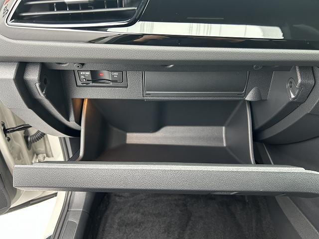 Ｔ－ロック ＴＤＩ　４モーション　Ｒライン　ブラックスタイル　電動テールゲート　ナビゲーションシステム　渋滞時追従支援システム　パークディスタンスコントロール　ＡＣＣ　レーンチェンジアシストシステム　リヤビューカメラ　マトリックスＬＥＤヘッドライト（40枚目）