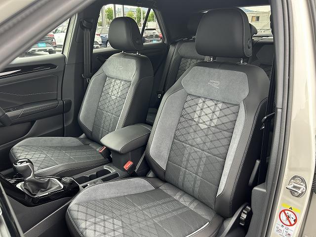 Ｔ－ロック ＴＤＩ　４モーション　Ｒライン　ブラックスタイル　電動テールゲート　ナビゲーションシステム　渋滞時追従支援システム　パークディスタンスコントロール　ＡＣＣ　レーンチェンジアシストシステム　リヤビューカメラ　マトリックスＬＥＤヘッドライト（42枚目）