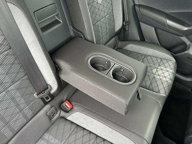 Ｔ－ロック ＴＤＩ　４モーション　Ｒライン　ブラックスタイル　電動テールゲート　ナビゲーションシステム　渋滞時追従支援システム　パークディスタンスコントロール　ＡＣＣ　レーンチェンジアシストシステム　リヤビューカメラ　マトリックスＬＥＤヘッドライト（46枚目）