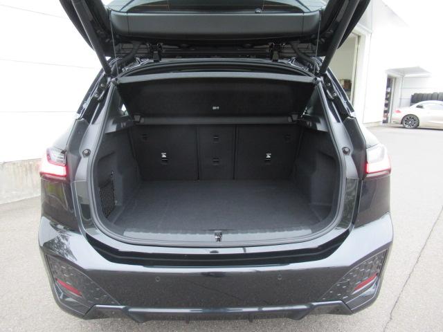 電動リアゲート装備です。バンパー下でのキックスイッチも装備されております。