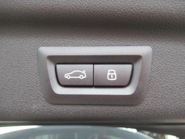電動リアゲート装備です。バンパー下でのキックスイッチも装備されております。