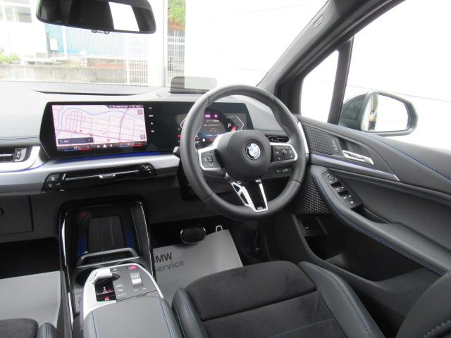 雰囲気のあるインパネ周りです。各スイッチも操作しやすい配慮がなされております。