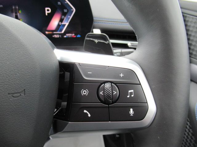 ステアリングスイッチにてオーディオやハンズフリー電話など操作が可能です。目線を動かさず操作可能です。