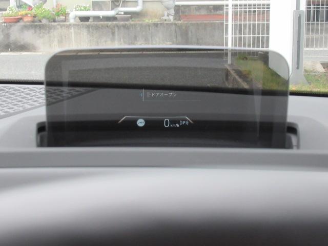 ヘッドアップディスプレイ装備です。運転時の視界に様々な情報が投影されます。